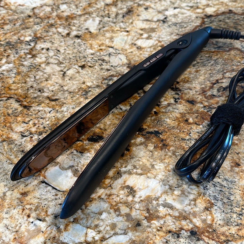 Vanessa Pro 1 inch flat iron. Rarely used, EXCELLENT condition!